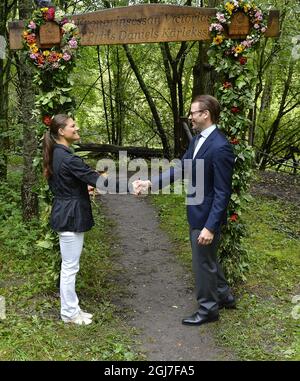 STOCCOLMA 20120823 la Principessa Vittoria e il Principe Daniele sono visti durante la loro inaugurazione del Karlekstigen (Love Path) al Parco reale di Djurgarden a Stoccolma, Svezia, 22 agosto 2012. Il percorso è stato un regalo di nozze dalla WWF World Wildlife Foundation.f Foto: Anders Wiklund / SCANPIX / kod 10040 Foto Stock