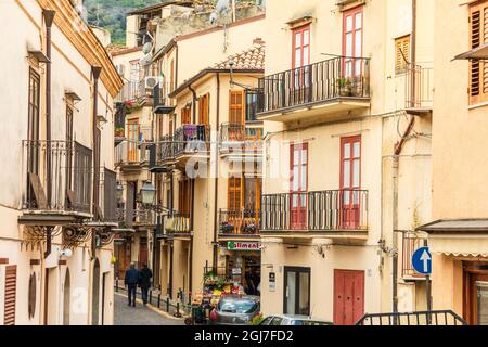 Italia, Sicilia, Provincia di Palermo, Castelbuono. Aprile 12, 2019. Strade cittadine nella città di Castelbuono. (Solo per uso editoriale) Foto Stock