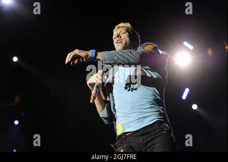 STOCCOLMA 2012-08-30 Chris Martin della band britannica Coldplay suona dal vivo allo Stockholms Stadiun di Stoccolma, Svezia, il 30 agosto 2012. Foto Erik Mårtensson / SCANPIX / Codice 10400 Foto Stock