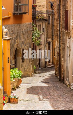Italia, Sicilia, Provincia Di Messina, Caronia. Una stretta strada acciottolata nel villaggio collinare di Caronia. Foto Stock