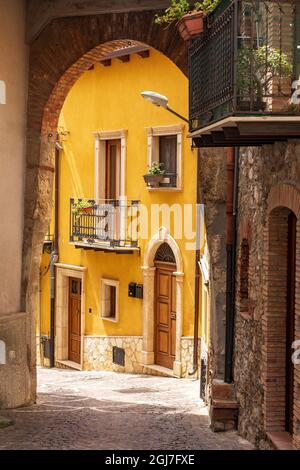 Italia, Sicilia, Provincia Di Messina, Caronia. Un arco su una stretta strada acciottolata nella cittadina collinare medievale di Caronia. Foto Stock