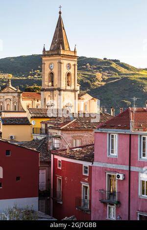 Italia, Sicilia, Provincia di Messina, Novara di Sicilia. Il borgo medievale collinare di Novara di Sicilia. Foto Stock