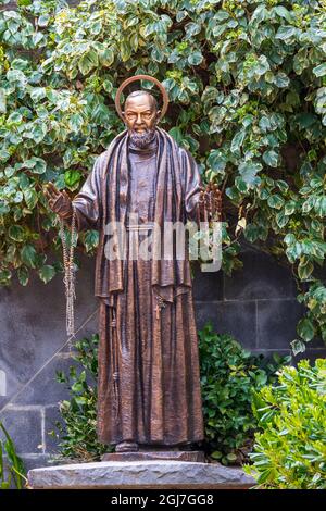 Italia, Sicilia, Provincia di Enna, Centuripe. Aprile 16, 2019. Una statua in bronzo di Santo Padre Pio, o San Pio, nell'antica città collinare di Centuripe. (EDI Foto Stock