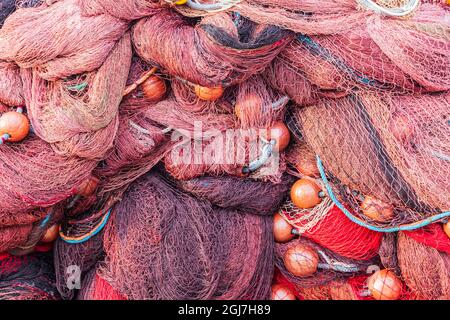 Italia, Sicilia, Provincia Di Trapani, Trapani. Reti da pesca e boe sulle banchine del porto di Trapani. Foto Stock