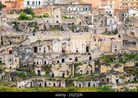 Italia, Basilicata, Provincia di Matera, Matera. Città di Matera vista dall'altra parte della valle del Torrente Gravina. Mostra i Sassi, dw Foto Stock