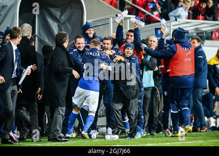 KALMAR 2012-10-16 l'allenatore italiano Devis Mangia, centro, è stato inoniato con acqua da giocatori felici che festeggeranno la loro vittoria 3-2 contro la Svezia nella loro partita di calcio di qualificazione UEFA European Under-21 Championship nell'arena Guldfageln di Kalmar, Svezia, il 16 ottobre 2012. Foto: Patric Soderstrom / SCANPIX / codice 10760 Foto Stock