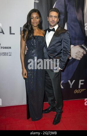 STOCCOLMA 20121024 l'attrice britannica Naomie Harris e l'attore svedese Ola Rapace arrivano per la prima di gala svedese del nuovo film di James Bond 'Scyfall' al teatro Rigoletto di Stoccolma. Foto: Stefan Söderström / XP / SCANPIX / kod 7120 Foto Stock