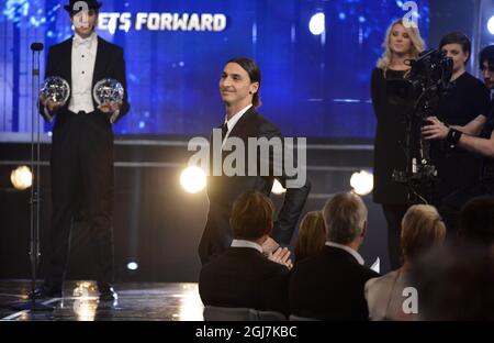 STOCCOLMA 2012-11-12 il calciatore svedese Zlatan Ibrahimovic (R) reagisce quando viene annunciato vincitore del premio Forward of the Year durante il 'Fotbollsgalan', la cerimonia di premiazione per il calcio nazionale, alla Globe Arena di Stoccolma, Svezia, il 12 novembre 2012. Foto: Claudio Bresciani / SCANPIX / codice 10090 Foto Stock