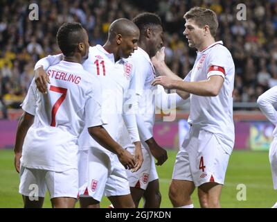 Steven Gerrard (a destra) dell'Inghilterra si associa a Daniel Welbeck (seconda a destra), Raheem Sterling (a sinistra) e Ashley Young (seconda a sinistra) dopo l'obiettivo del 1-1 di Welbeck durante la partita di calcio svedese contro Inghilterra al nuovo stadio nazionale di calcio "Friends Arena" di Stoccolma, Svezia Foto Stock