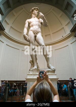 Italia, Firenze. I turisti visitano la Statua del David di Michelangelo al museo Galleria dell'Accademia. Galleria dell'Accademia di Firenze. Foto Stock
