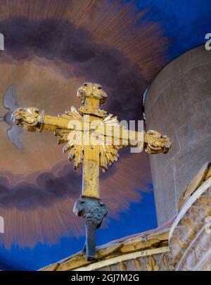 Italia, Firenze. Una croce d'oro montata sul bordo del pulpito nella Santa Maria Novella di Firenze. Foto Stock