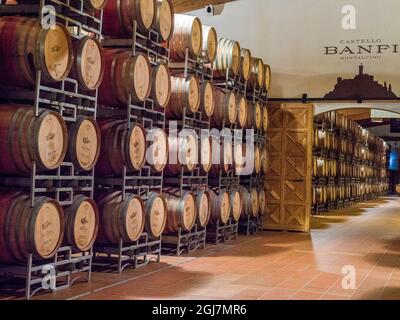 Italia, Toscana. Camera in botte al Castello Banfi, azienda vinicola a conduzione familiare situata a Montalcino, in provincia di Siena. Foto Stock