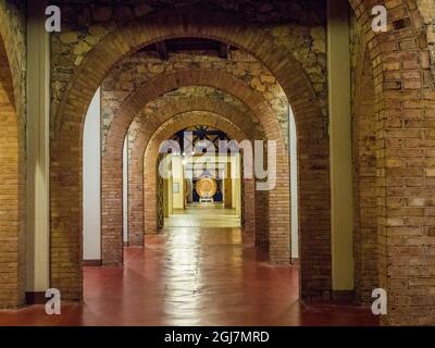 Italia, Toscana. Camera barile al Castello Banfi, azienda vinicola a conduzione familiare situata a Montalcino, in provincia di Siena. Foto Stock