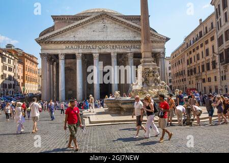 Roma, Regione Lazio, Italia. Il Pantheon, un ex tempio romano, ora chiesa cattolica. Di fronte si trova una fontana, la Fontana del Pantheon, sormontata da Foto Stock