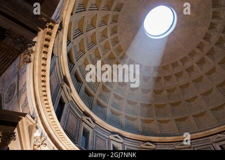 Italia, Roma, interno Pantheon con albero di luce. Foto Stock