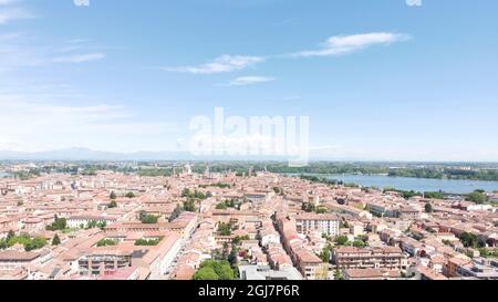 Italia, Mantova, vista sulla città verso il centro storico, i laghi che circondano la città Foto Stock