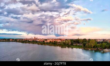 Italia, Mantova, vista aerea della città circondata da laghi Foto Stock