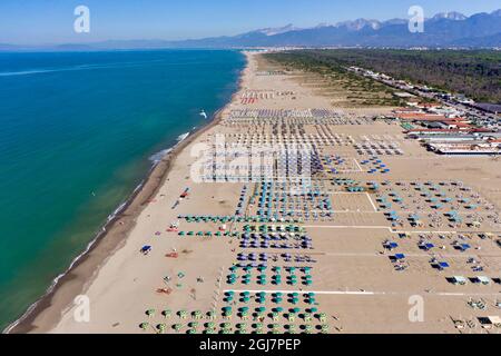 Italia, Toscana, Torre del Lago Puccini, camionetta e ombrelloni ordinati ordinatamente Foto Stock