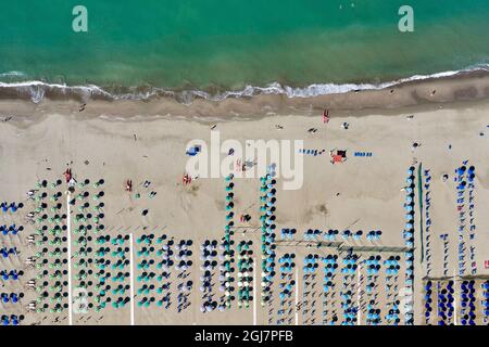 Italia, Toscana, Torre del Lago Puccini, camionetta e ombrelloni ordinati ordinatamente Foto Stock