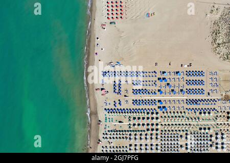 Italia, Toscana, Torre del Lago Puccini, camionetta e ombrelloni ordinati ordinatamente Foto Stock