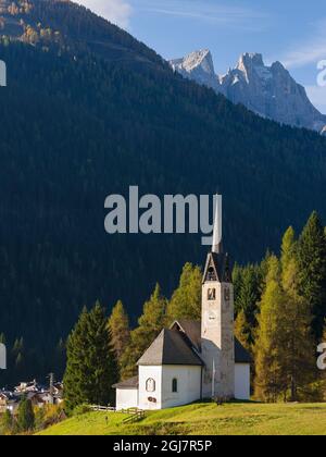 La chiesa, sullo sfondo della catena montuosa Focobon delle pale di San Martino. Caviola, parte di Falcade alto in Val Biois, Italia. Foto Stock