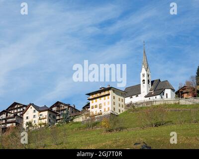 Architettura alpina tradizionale a Falcade alto in Val Biois, Italia. Foto Stock