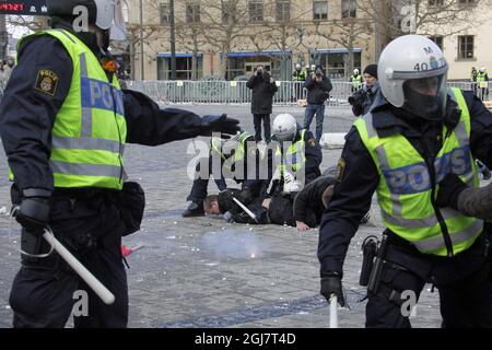 I contromanifestanti si scontrano con la polizia nel centro di Malmo, Svezia, il 23 marzo 2013, quando circa mille manifestanti si sono riuniti per protestare contro una manifestazione dell'organizzazione anti-musulmana Swedish Defense League (SDL). Foto Stock