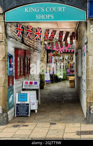 Kings Court, Courtyard Shops decorati con bandiere Union Jack, The High Street, Pateley Bridge, Nidderdale, North Yorkshire, REGNO UNITO. Foto Stock