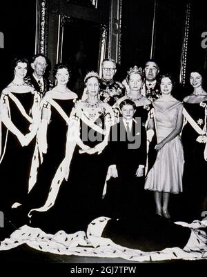 Il principe ereditario svedese Carl Gustaf di fronte alla sua famiglia in una sessione fotografica della famiglia reale nel palazzo reale di Stoccolma, Svezia, nel gennaio 1958. Fila posteriore da sinistra: Principe Guglielmo, Re Gustav VI Adolf och Principe Bertil. Fila centrale da sinistra: Principessa Margaretha, Principessa Birgitta, Regina Louise, Principessa Sibylla, Principessa Christina e Principessa Desiree. Foto Stock