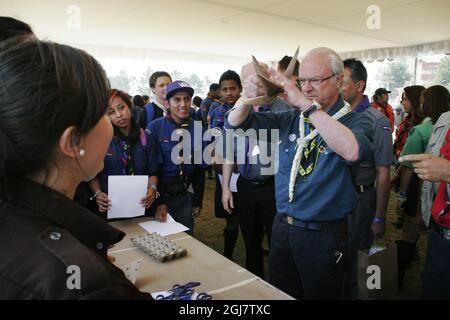 Il re svedese Carl XVI Gustaf ha visitato Città del Messico durante il fine settimana con la World Scout Foundation, di cui è presidente onorario. Tra le altre cose ha visitato il gruppo Scout 300 al Colegio Cristobal e ha guardato le loro varie attività Scouting. In una delle attività artigianali, scoprì che gli scout avevano fatto una corona di cartone e la provò alla folla grande Grazie. Foto Stock