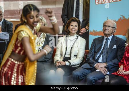 Il gruppo di ballo indiano "7 angeli" si esibì per il re svedese Carl XVI Gustaf e la regina Silvia visitarono Fittja sabato durante il loro tour attraverso la contea di Stoccolma per celebrare i quarant'anni del re sul trono. Foto Stock