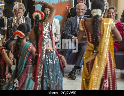 Il gruppo di ballo indiano "7 angeli" si esibì per il re svedese Carl XVI Gustaf e la regina Silvia visitarono Fittja sabato durante il loro tour attraverso la contea di Stoccolma per celebrare i quarant'anni del re sul trono. Foto Stock