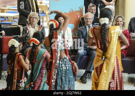 Il gruppo di ballo indiano "7 angeli" si esibì per il re svedese Carl XVI Gustaf e la regina Silvia visitarono Fittja sabato durante il loro tour attraverso la contea di Stoccolma per celebrare i quarant'anni del re sul trono. Foto Stock