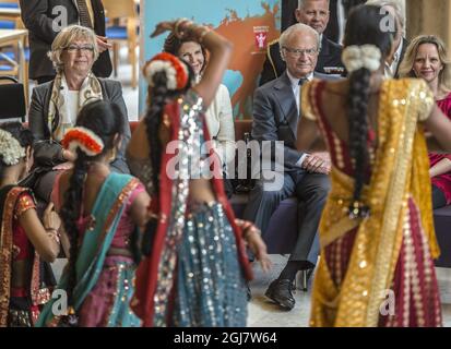 Il gruppo di ballo indiano "7 angeli" si esibì per il re svedese Carl XVI Gustaf e la regina Silvia visitarono Fittja sabato durante il loro tour attraverso la contea di Stoccolma per celebrare i quarant'anni del re sul trono. Foto Stock