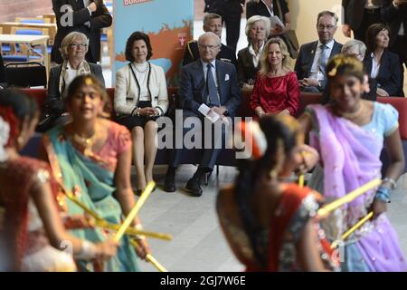 Il gruppo di ballo indiano "7 angeli" si esibì per il re svedese Carl XVI Gustaf e la regina Silvia visitarono Fittja sabato durante il loro tour attraverso la contea di Stoccolma per celebrare i quarant'anni del re sul trono. Foto Stock