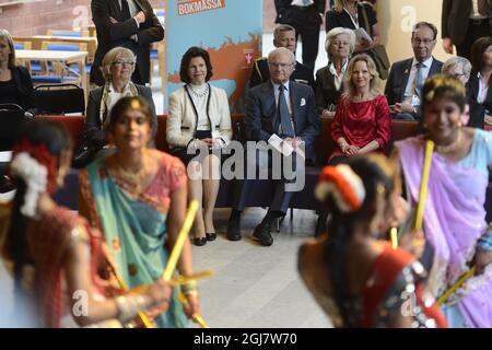 Il gruppo di ballo indiano "7 angeli" si esibì per il re svedese Carl XVI Gustaf e la regina Silvia visitarono Fittja sabato durante il loro tour attraverso la contea di Stoccolma per celebrare i quarant'anni del re sul trono. Foto Stock