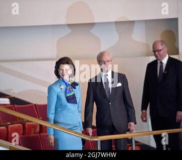 PHILADELPHIA 2013-05-11 la regina Silvia, il re Carl Gustaf e Eero HEINÄLUOMA, portavoce del Parlamento Finish, partecipano a un seminario all'Independence Seaport Museum di Philadelphia, USA, 11 maggio 2011. Il re svedese e la regina sono in visita ufficiale negli Stati Uniti questa settimana. La figlia più giovane della coppia reale, la Principessa Madeleine, sposerà il cittadino americano Chris o'Neill a giugno. Foto Stock