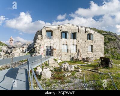 Forte tre Sassi al Passo di Valparola nelle Dolomiti. Tre Sassi risale alla prima guerra mondiale ed è ora museo. Italia. (Solo per uso editoriale) Foto Stock