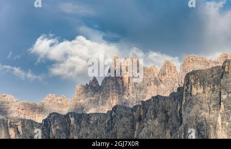 Le Dolomiti al Passo Giau, vista della Croda da Lago, parte del Patrimonio Mondiale dell'UNESCO delle Dolomiti. Italia Foto Stock