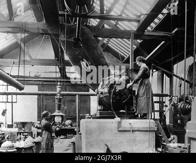 IMMAGINE 1914-1918. Foto della prima guerra mondiale. Donna inglese in una fabbrica di aerei. Foto Stock