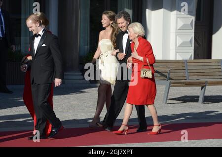 STOCCOLMA 2013-06-07 Walther Sommerlath, fratello della regina Silvia, e sua moglie Ingrid (in rosso arrivano per una cena privata al Grand HÃ´tel di Stoccolma venerdì 7 giugno 2013 in occasione delle celebrazioni per le nozze della principessa Madeleine di Svezia e del signor Christopher OÂ’Neill. Foto: Bertil Enevag Ericson / SCANPIX / kod 10000 Foto Stock