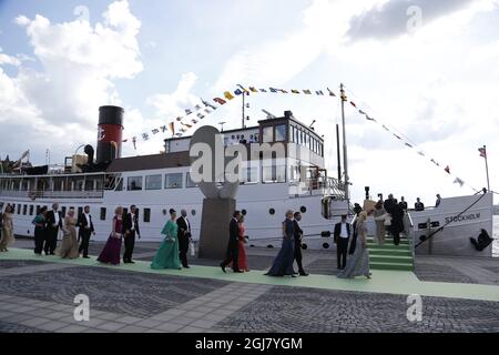 STOCCOLMA 20130608 gli ospiti del matrimonio arrivano all'Evert Taubes Terrass a Riddarholmen a Stoccolma, dove saliranno a bordo delle navi per un giro in barca fino al Palazzo Drottningholm, dove la cena nuziale della Principessa Madeleine di Svezia e del Signor Christopher o'Neill avrà luogo l'8 giugno 2013. Foto: Adamo IHSE / SCANPIX / kod 9200 Foto Stock