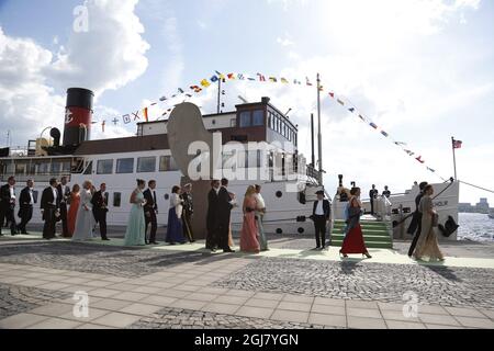 STOCCOLMA 20130608 gli ospiti del matrimonio arrivano all'Evert Taubes Terrass a Riddarholmen a Stoccolma, dove saliranno a bordo delle navi per un giro in barca fino al Palazzo Drottningholm, dove la cena nuziale della Principessa Madeleine di Svezia e del Signor Christopher o'Neill avrà luogo l'8 giugno 2013. Foto: Adamo IHSE / SCANPIX / kod 9200 Foto Stock