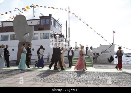 STOCCOLMA 20130608 gli ospiti del matrimonio arrivano all'Evert Taubes Terrass a Riddarholmen a Stoccolma, dove saliranno a bordo delle navi per un giro in barca fino al Palazzo Drottningholm, dove la cena nuziale della Principessa Madeleine di Svezia e del Signor Christopher o'Neill avrà luogo l'8 giugno 2013. Foto: Adamo IHSE / SCANPIX / kod 9200 Foto Stock