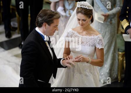 STOCKHOLM 20130608 la principessa Madeleine mette l'anello sul dito di Christopher. La cerimonia nuziale tra la Principessa Madeleine di Svezia e il Sig. Christopher OÂ Neill si è tenuta nella Cappella reale del Palazzo reale di Stoccolma sabato 8 giugno 2013. Foto: Jessica Gow / SCANPIX / kod 10070 Foto Stock