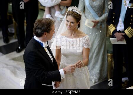 STOCKHOLM 20130608 la principessa Madeleine e Christopher o'neill si scambiano anelli. La cerimonia nuziale tra la Principessa Madeleine di Svezia e il Sig. Christopher OÂ Neill si è tenuta nella Cappella reale del Palazzo reale di Stoccolma sabato 8 giugno 2013. Foto: Jessica Gow / SCANPIX / kod 10070 Foto Stock