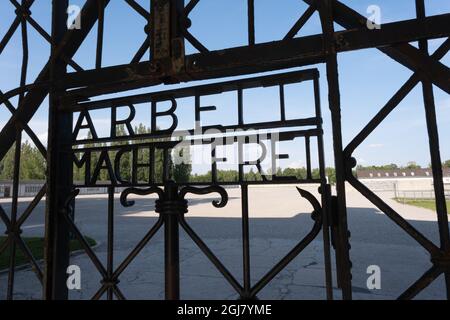 Dachau, Germania - 11 agosto 2021: Sito commemorativo del campo di concentramento. Arbeit Macht Frei cancello di ferro e edificio di guardia (Jourhaus). Ingresso dei prigionieri Foto Stock