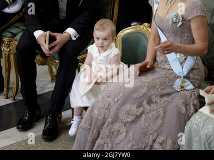 STOCCOLMA 20130608 la Principessa Estelle legge il programma di nozze durante la cerimonia di nozze tra la Principessa Madeleine di Svezia e il Signor Christopher OÂ’Neill tenutasi nella Cappella reale del Palazzo reale di Stoccolma sabato 8 giugno 2013. Foto: Jessica Gow / SCANPIX / kod 10070 Foto Stock