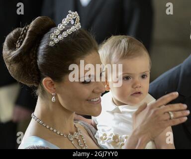 STOCCOLMA 20130608 Crown Princess Victoria e principessa Estelle la cerimonia nuziale tra la Principessa Madeleine di Svezia e il Sig. Christopher OÂ’Neill si è tenuta nella Cappella reale del Palazzo reale di Stoccolma sabato 8 giugno 2013. Foto: Anders Wiklund / SCANPIX / kod 10040 Foto Stock