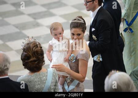 STOCCOLMA 20130608 la principessa Estelle e la principessa Vittoria in occasione delle nozze della principessa Madeleine di Svezia e del signor Christopher OÂ’Neill tenutesi nella Cappella reale del Palazzo reale di Stoccolma sabato 8 giugno 2013. Foto: Jessica Gow / SCANPIX / Kod 10070 Foto Stock